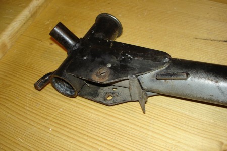 Die Gewindebolzen für die Befestigung des Unterzuges und des Tanks wurden irgendwann mit der Flex abgetrennt